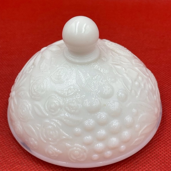 🍬Vintage Avon Pedestal Milk Glass Candy/ Trinket Dish With Lid - Picture 4 of 7